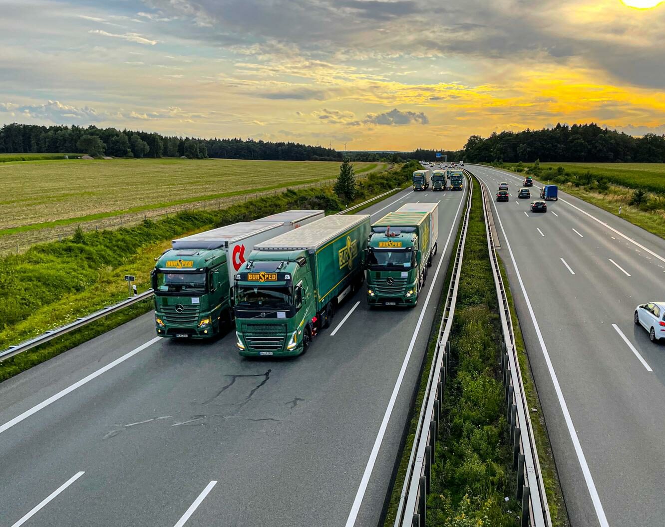 Bursped-LKWs auf der Autobahn