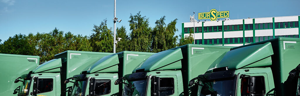 LKWs vor dem Bursped-Bürogebäude